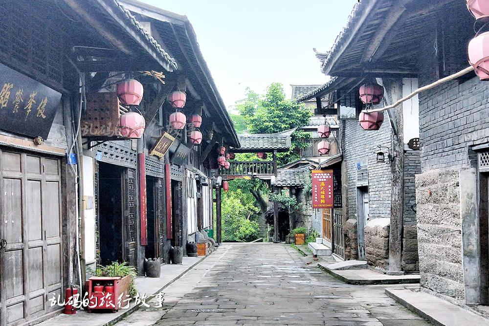 羽绒服贴北大标识，也裹不住利欲熏心